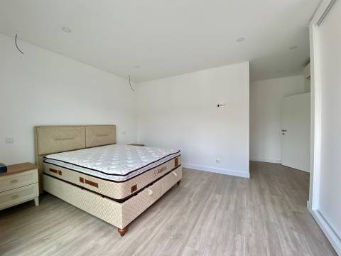 Nova - Moradia V3 com garagem, piscina, moderna e sofisiticada