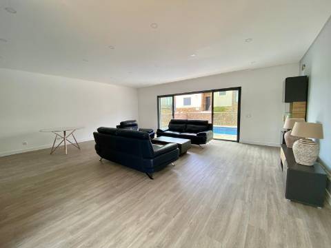 Nova - Moradia V3 com garagem, piscina, moderna e sofisiticada