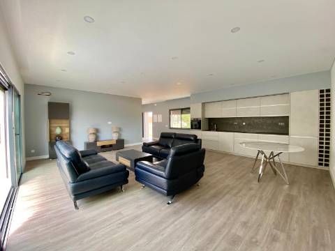 Nova - Moradia V3 com garagem, piscina, moderna e sofisiticada