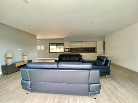 Nova - Moradia V3 com garagem, piscina, moderna e sofisiticada