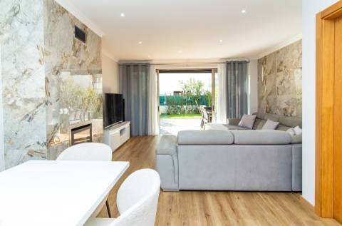 Moradia T3 + 1 com garagem, piscina, terraços,...