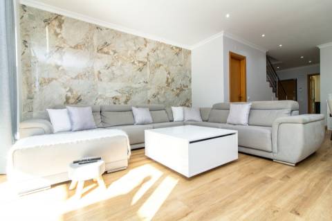 Moradia T3 + 1 com garagem, piscina, terraços,...