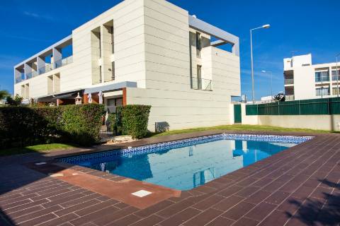 Moradia T3 + 1 com garagem, piscina, terraços,...