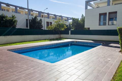 Moradia T3 + 1 com garagem, piscina, terraços,...