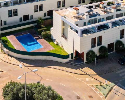 Moradia T3 + 1 com garagem, piscina, terraços,...