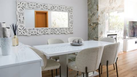 Moradia T3 + 1 com garagem, piscina, terraços,...