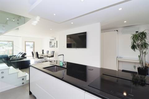 Luxuosa moradia com design moderno e com jardim de 418,4 m2