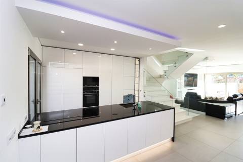 Luxuosa moradia com design moderno e com jardim de 418,4 m2