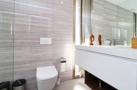 Luxuosa moradia com design moderno e com jardim de 418,4 m2