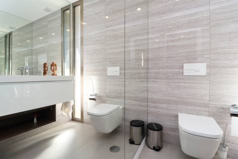 Luxuosa moradia com design moderno e com jardim de 418,4 m2