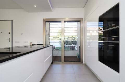 Luxuosa moradia com design moderno e com jardim de 418,4 m2