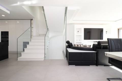 Luxuosa moradia com design moderno e com jardim de 418,4 m2