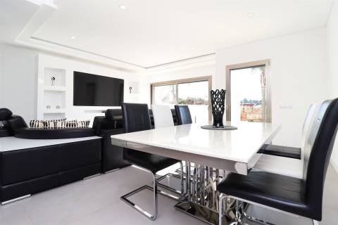 Luxuosa moradia com design moderno e com jardim de 418,4 m2