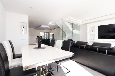 Luxuosa moradia com design moderno e com jardim de 418,4 m2