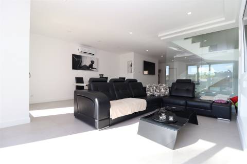 Luxuosa moradia com design moderno e com jardim de 418,4 m2