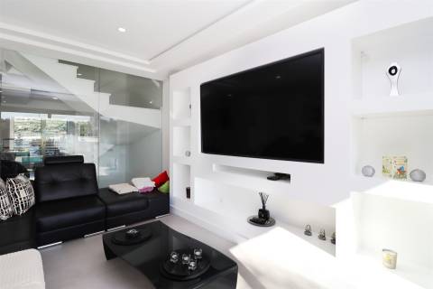 Luxuosa moradia com design moderno e com jardim de 418,4 m2