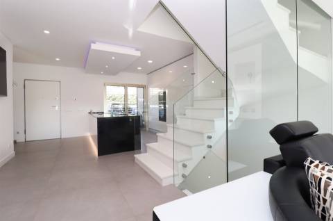 Luxuosa moradia com design moderno e com jardim de 418,4 m2