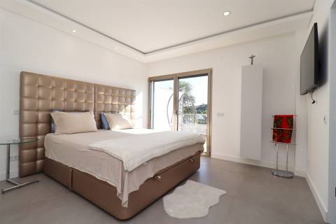 Luxuosa moradia com design moderno e com jardim de 418,4 m2