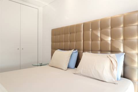 Luxuosa moradia com design moderno e com jardim de 418,4 m2