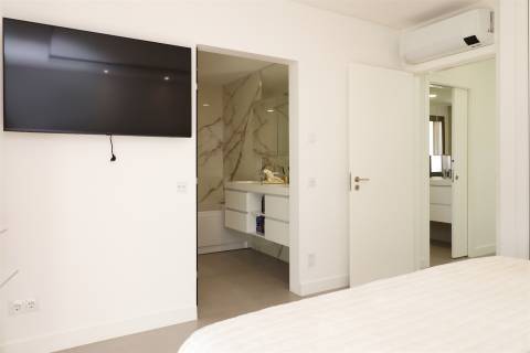 Luxuosa moradia com design moderno e com jardim de 418,4 m2