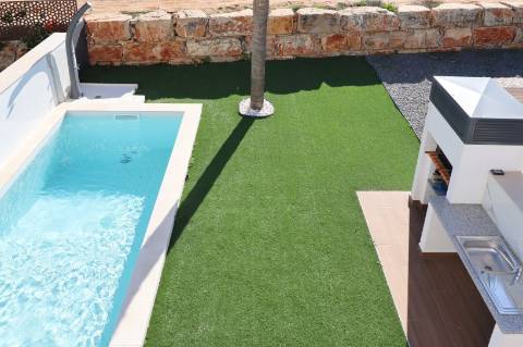 Luxuosa moradia com design moderno e com jardim de 418,4 m2