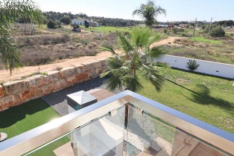 Luxuosa moradia com design moderno e com jardim de 418,4 m2