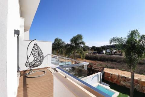 Luxuosa moradia com design moderno e com jardim de 418,4 m2