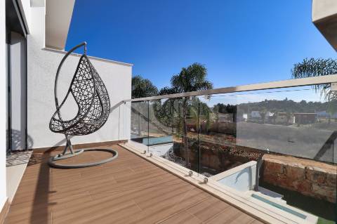 Luxuosa moradia com design moderno e com jardim de 418,4 m2