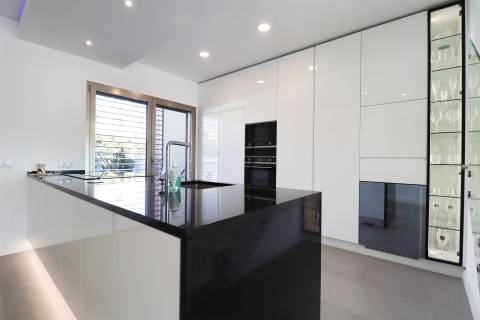 Luxuosa moradia com design moderno e com jardim de 418,4 m2