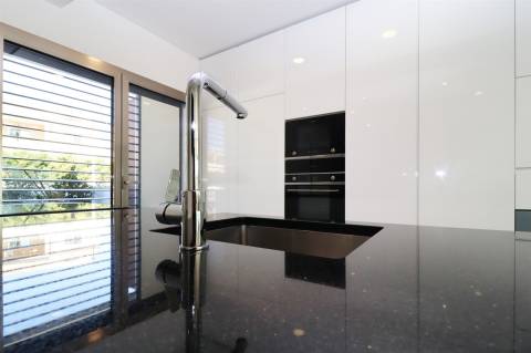 Luxuosa moradia com design moderno e com jardim de 418,4 m2