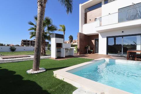 Luxuosa moradia com design moderno e com jardim de 418,4 m2