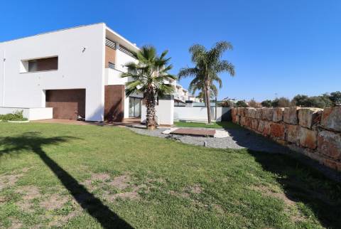 Luxuosa moradia com design moderno e com jardim de 418,4 m2