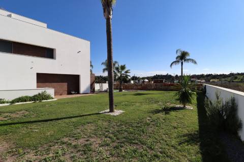 Luxuosa moradia com design moderno e com jardim de 418,4 m2