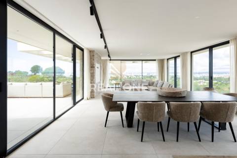 Vila de Luxo com Piscina Infinita e Incrível Vista-Mar