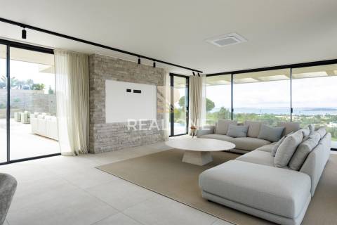 Vila de Luxo com Piscina Infinita e Incrível Vista-Mar