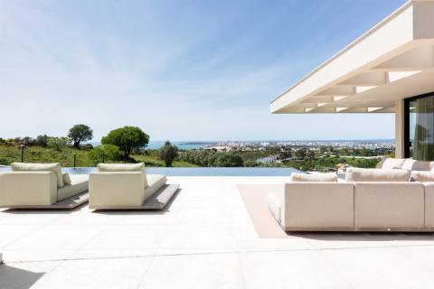Vila de Luxo com Piscina Infinita e Incrível Vista-Mar
