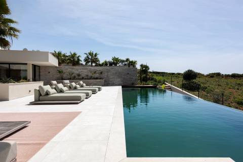 Vila de Luxo com Piscina Infinita e Incrível Vista-Mar