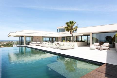 Vila de Luxo com Piscina Infinita e Incrível Vista-Mar