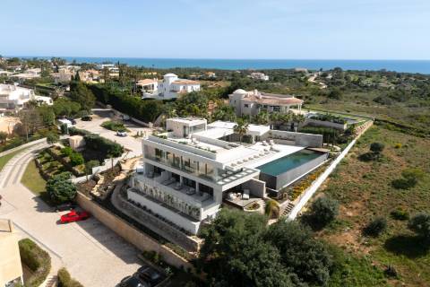 Vila de Luxo com Piscina Infinita e Incrível Vista-Mar