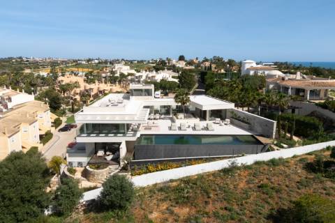 Vila de Luxo com Piscina Infinita e Incrível Vista-Mar