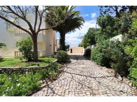 Villa privada com lote de 1.515 m2 a poucos minutos a pé da praia