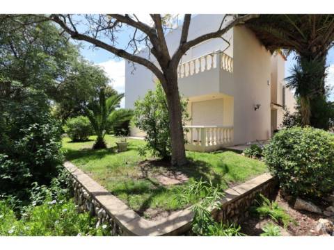 Villa privada com lote de 1.515 m2 a poucos minutos a pé da praia