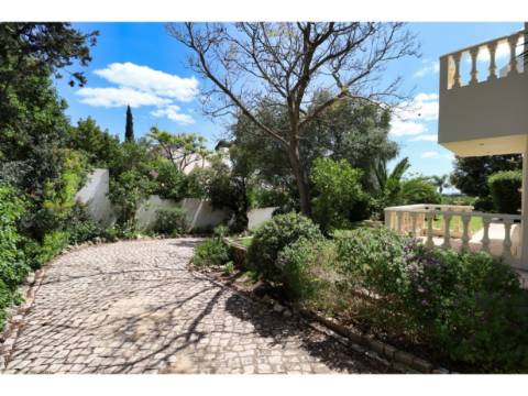 Villa privada com lote de 1.515 m2 a poucos minutos a pé da praia