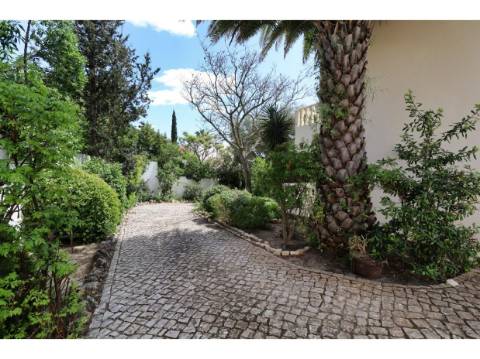 Villa privada com lote de 1.515 m2 a poucos minutos a pé da praia