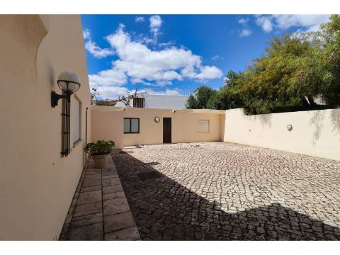 Villa privada com lote de 1.515 m2 a poucos minutos a pé da praia