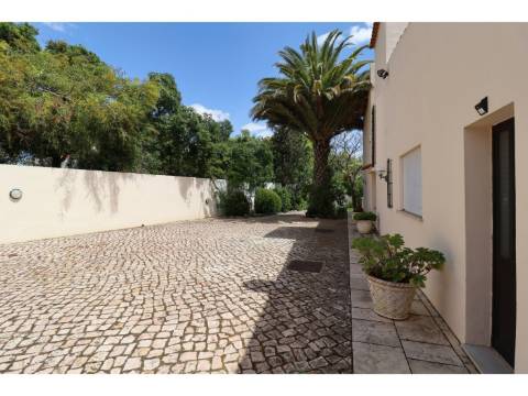 Villa privada com lote de 1.515 m2 a poucos minutos a pé da praia