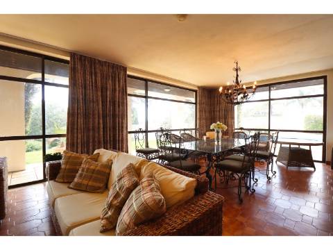 Villa privada com lote de 1.515 m2 a poucos minutos a pé da praia