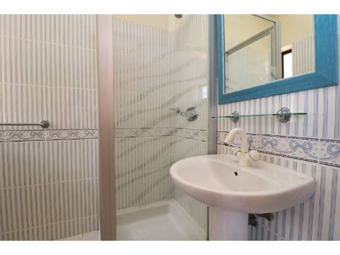 Villa privada com lote de 1.515 m2 a poucos minutos a pé da praia