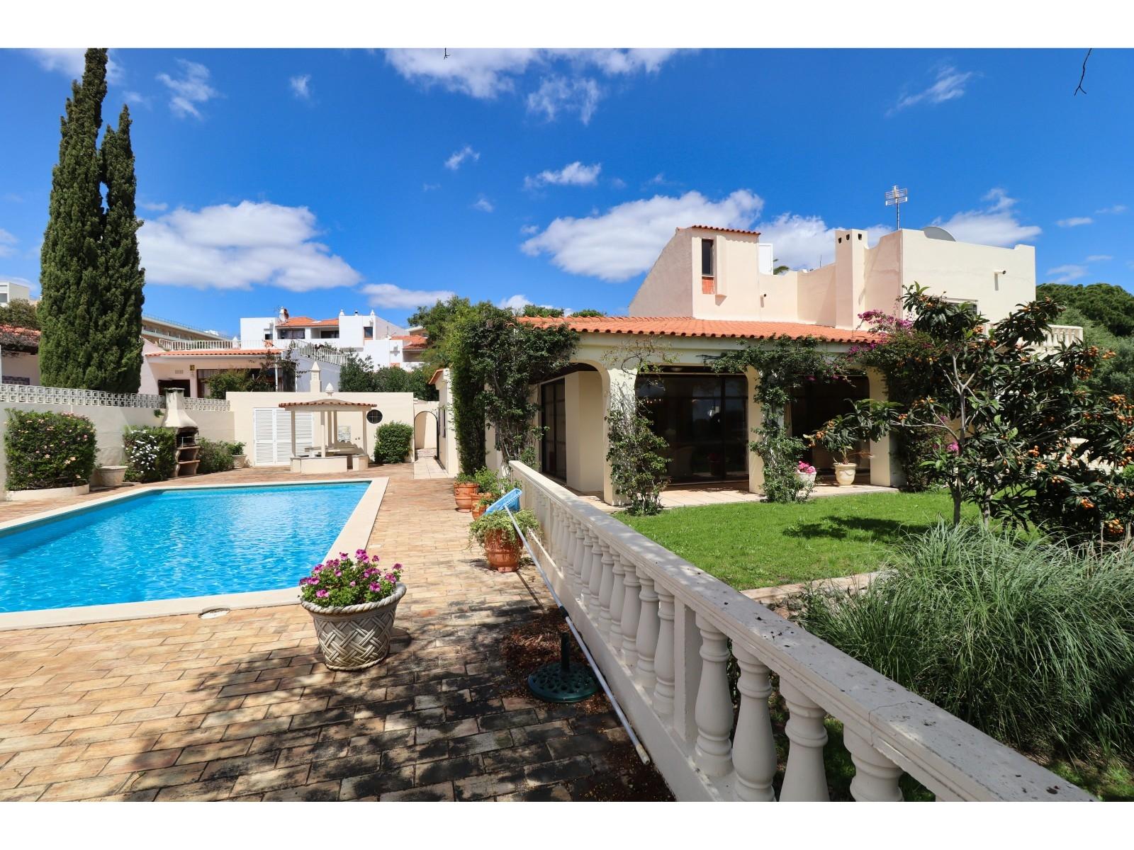 Villa privada com lote de 1.515 m2 a poucos minutos a pé da praia