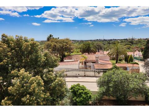 Villa privada com lote de 1.515 m2 a poucos minutos a pé da praia